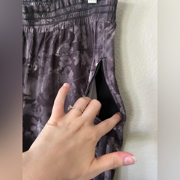 Athleta Grey Floral Savannah Jogger Pants Women’s Size 6T - Picture 12 of 16